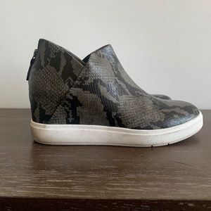 US Sz 8.5, EU Sz 39.5 | Grey and Black